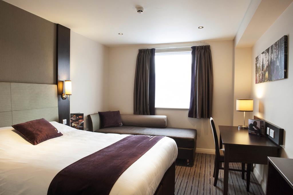 Premier Inn London Heathrow M4/J4 Hillingdon Bagian luar foto