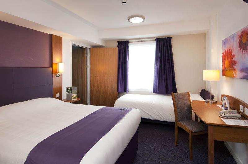 Premier Inn London Heathrow M4/J4 Hillingdon Bagian luar foto