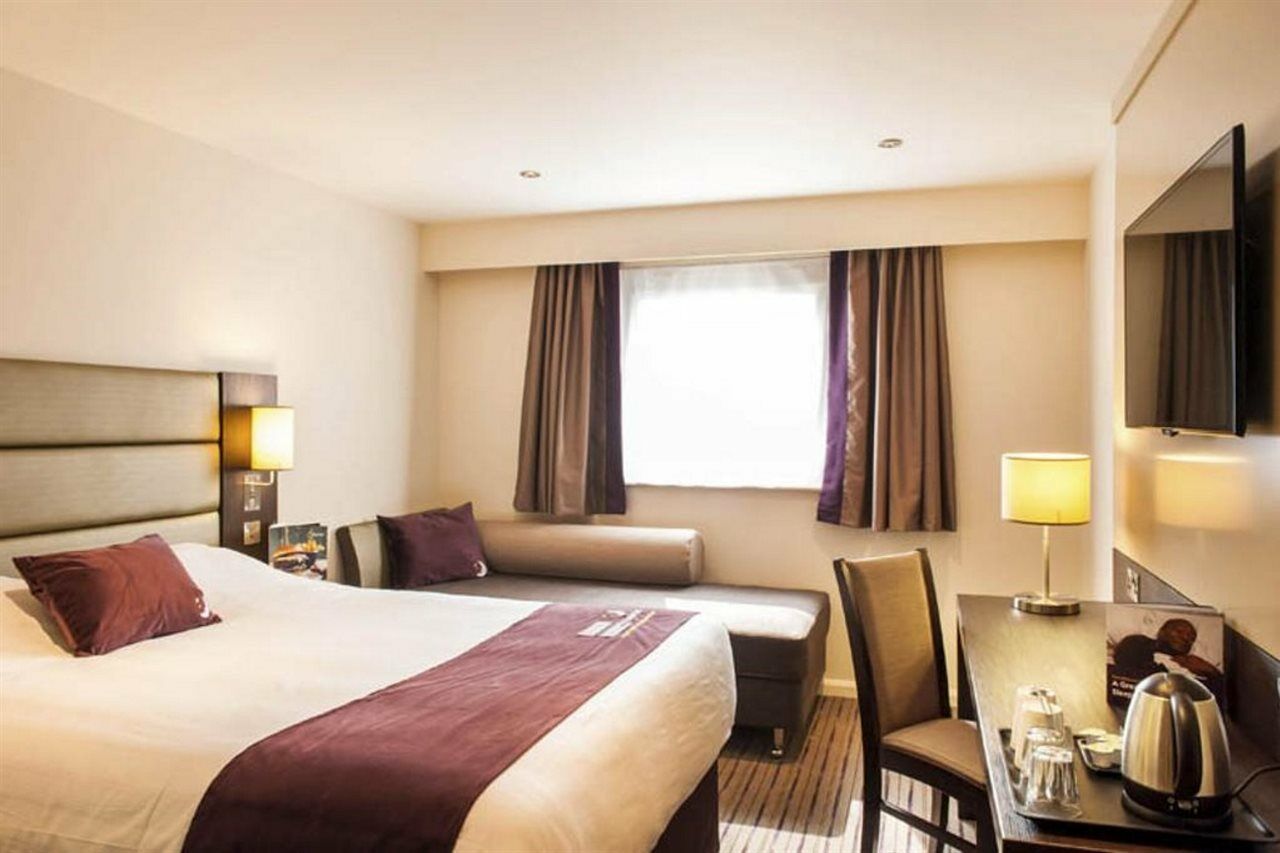 Premier Inn London Heathrow M4/J4 Hillingdon Bagian luar foto